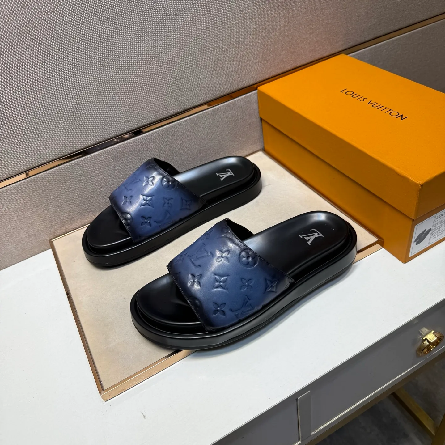 ⬛️Men's shoes 💰p400 [LV～] Men's casual slippers 2025z cabinet sales simultaneously 🔶Size: 39-44#️⃣ 🔷4 colors🔜The upper is made of cowhide stitching➕Genuine leather lining, comfortable and breathable, sole: original comfortable and wear-resistant outsole, ⚠️Real 📱Photographed🎬The real thing is better📢📢📢